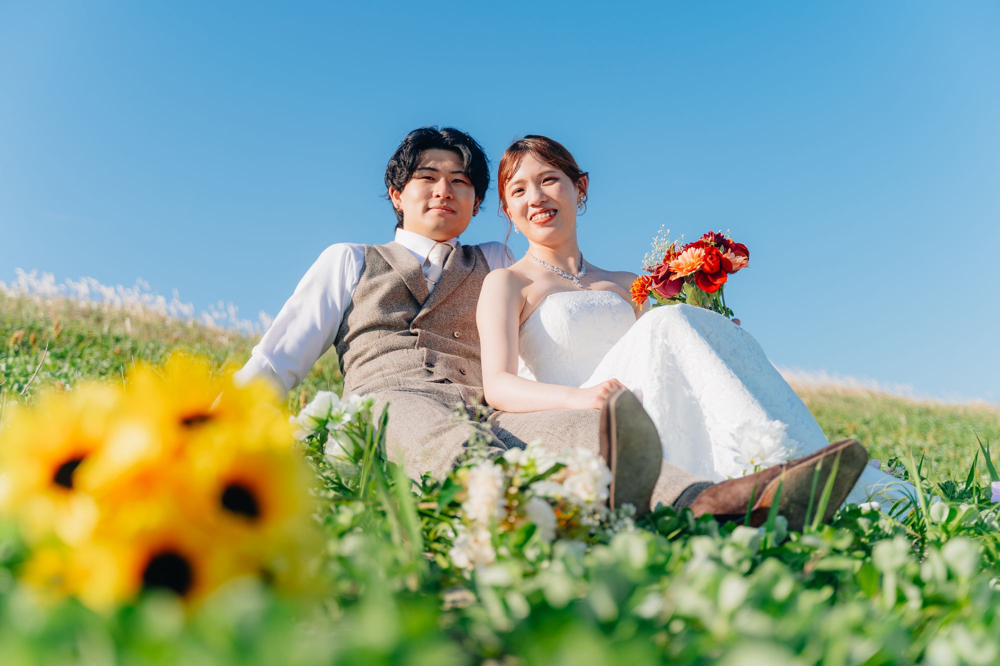 青空の丘でのナチュラルな前撮り作例|愛知・東三河